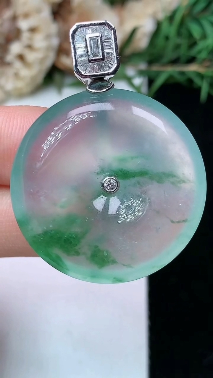 天然A货翡翠飘花平安扣吊坠，尺寸29.8-6.7，重量:13.27g
4月27日