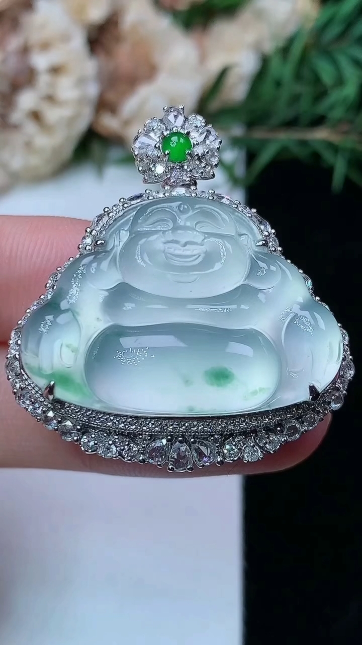 天然A货翡翠飘花佛公吊坠，尺寸35.2-31.7-11.5，裸石19.8-28，重量:11.34g
