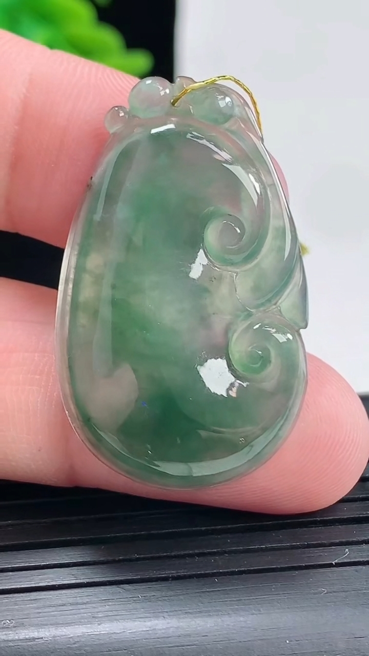 天然A货翡翠冰种飘花如意吊坠，尺寸36-22-4.5重量:5.79g
4月27日