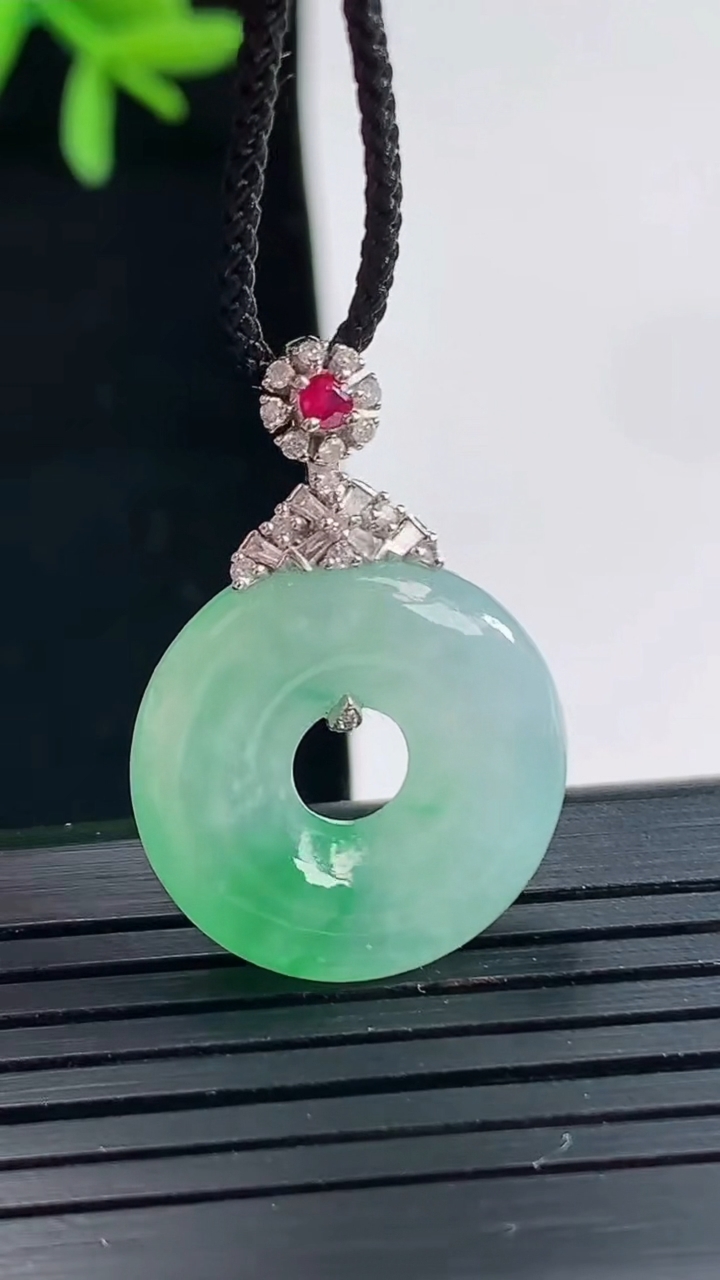 天然A货翡翠平安环吊坠，尺寸19-5.3重量:5.02g
4月27日