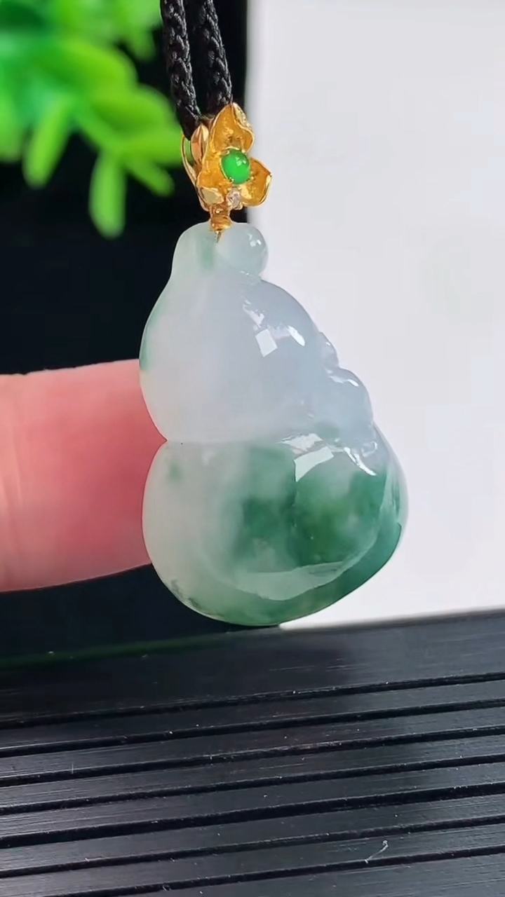 天然A货翡翠18k金飘花葫芦吊坠，尺寸25.5-18-12.5重量:9.82g
4月27日