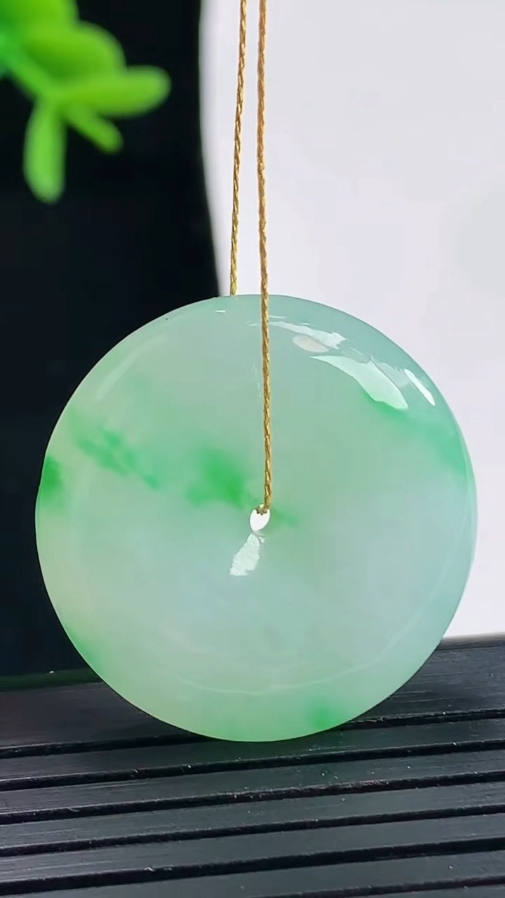 天然A货翡翠平安扣吊坠，尺寸26.5-6.5重量:10.21g
4月27日