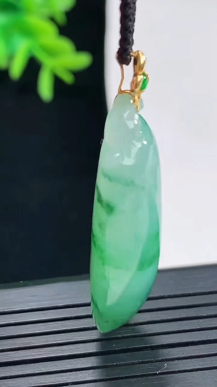 天然A货翡翠福瓜吊坠，尺寸39-16-9.6重量:10.95g
4月27日