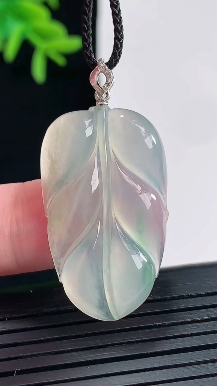 天然A货翡翠金枝玉叶吊坠，尺寸32-19-5重量:5.32g
4月27日