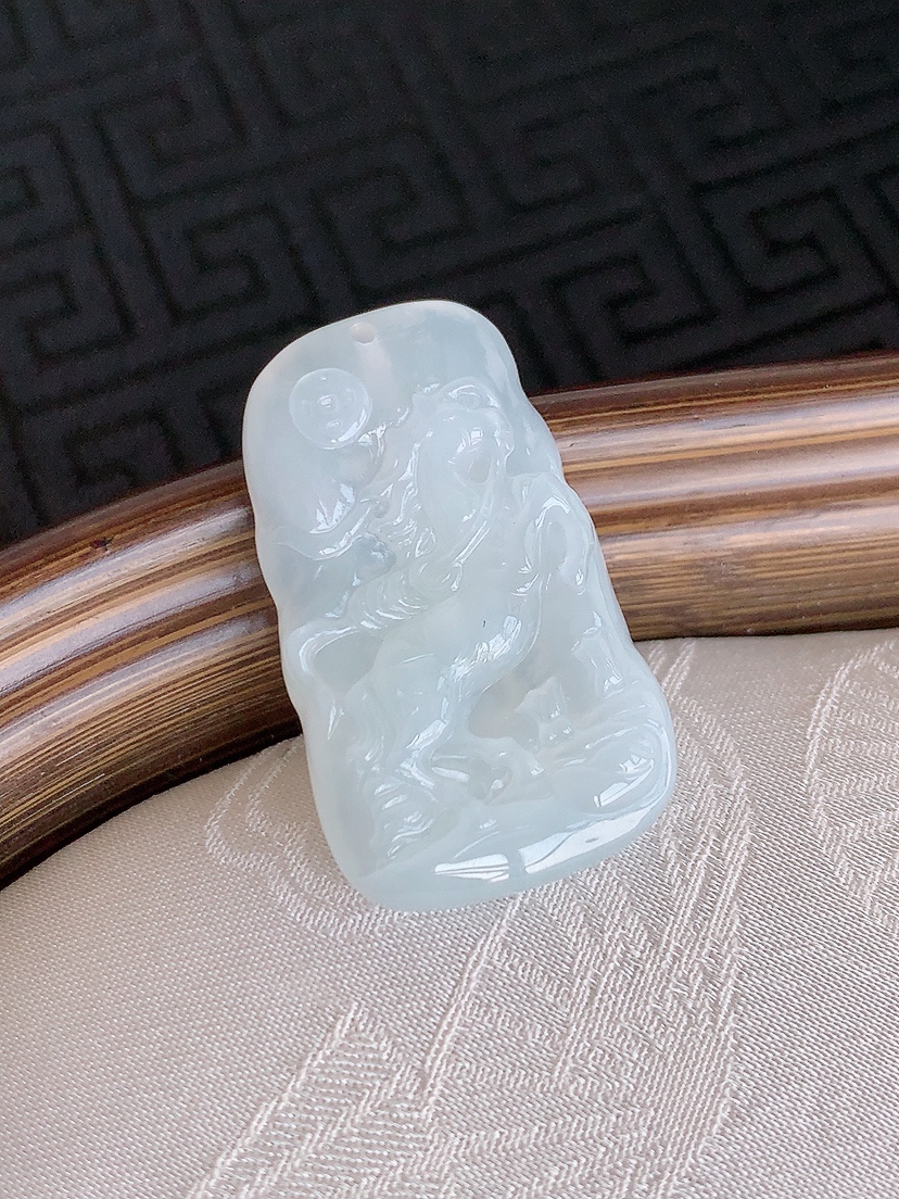 天然A货翡翠白冰白月光生肖马马上有钱吊坠 
尺寸30.4-18-5mm 重量6.40g 0426