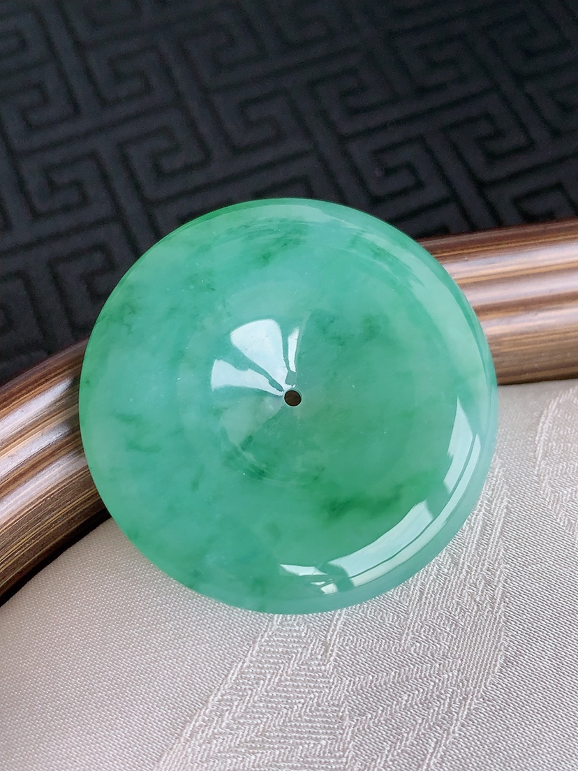 天然A货翡翠飘花平安扣吊坠 
尺寸35.6-5.8mm 重量16.26g 0426