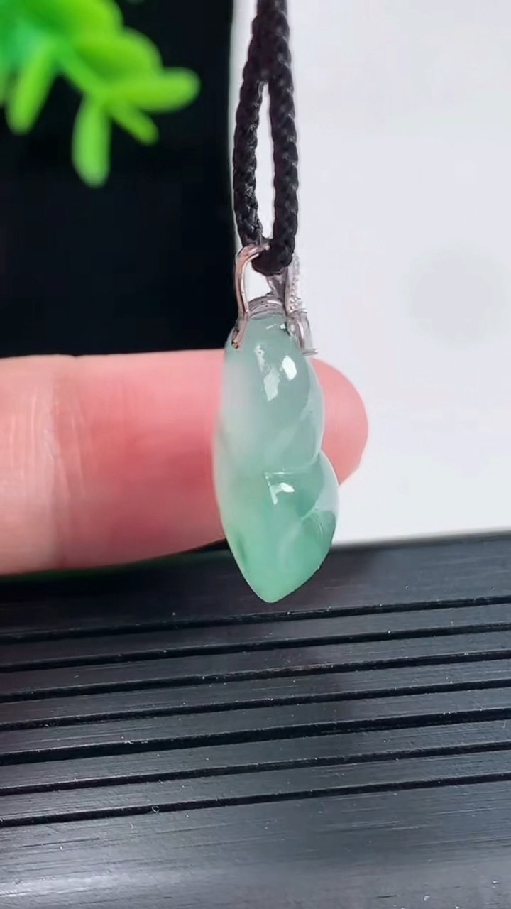 天然A货翡翠种飘花葫芦吊坠，尺寸17.6-15-8重量:3.30g
4月27日