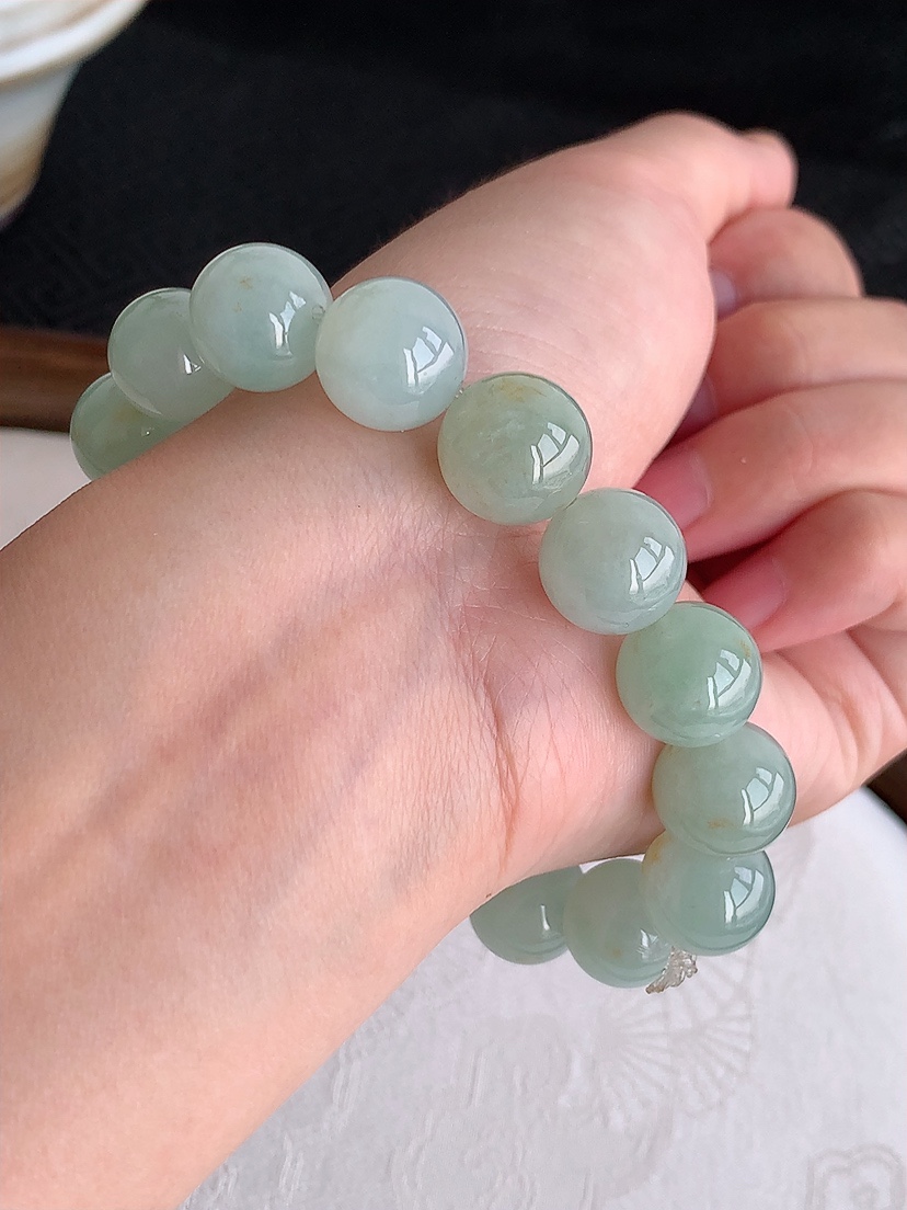 天然A货翡翠飘黄翡圆珠佛珠手串16颗 
尺寸12.6mm 重量57.28g 0426