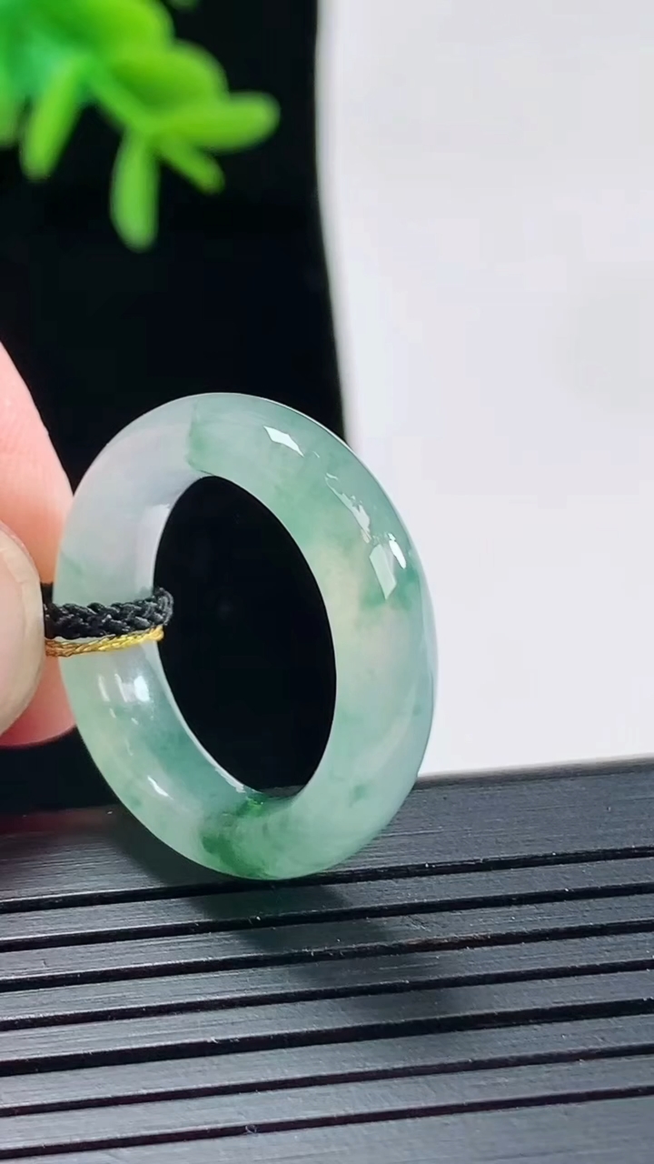 天然A货翡翠飘花玉指环 戒指，尺寸16.8-5.5-4重量:4.09g2026年4月27日
工厂直销