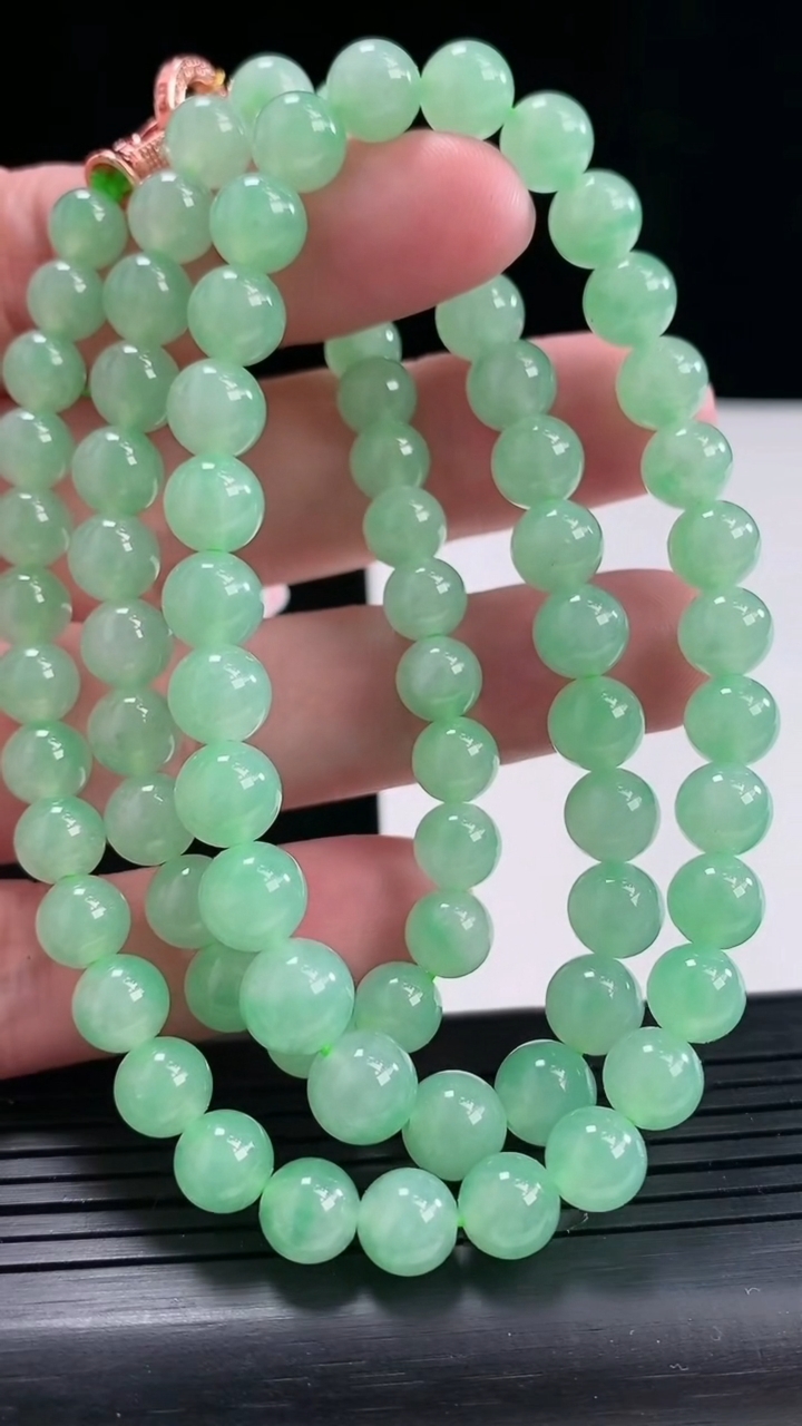 天然A货翡翠圆珠项链，尺寸7.2-81颗重量:58.11g
4月27日