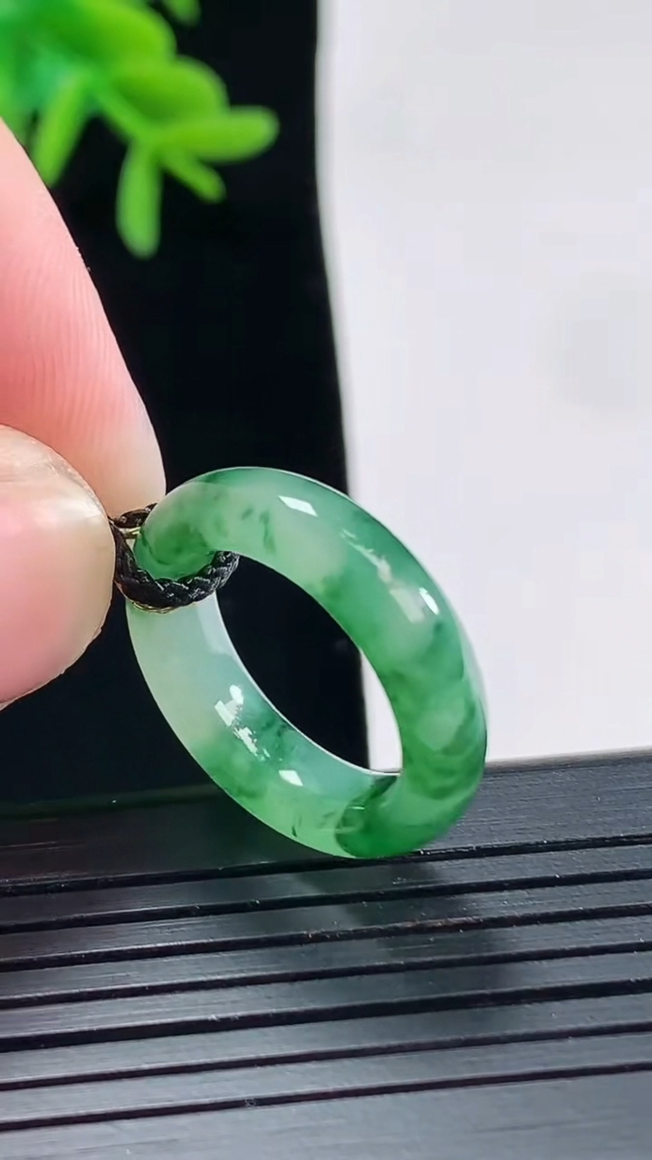 天然A货翡翠飘花玉指环 戒指，尺寸15-5.2-3.5重量:3.25g2026年4月27日
工厂直销收藏佳品,种好水足，色泽均匀，有种有色，上手高大气！