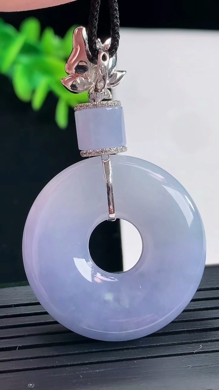 天然A货翡翠18k金紫罗兰平安环吊坠，尺寸33.5-6.5重量:18.86g
4月27日