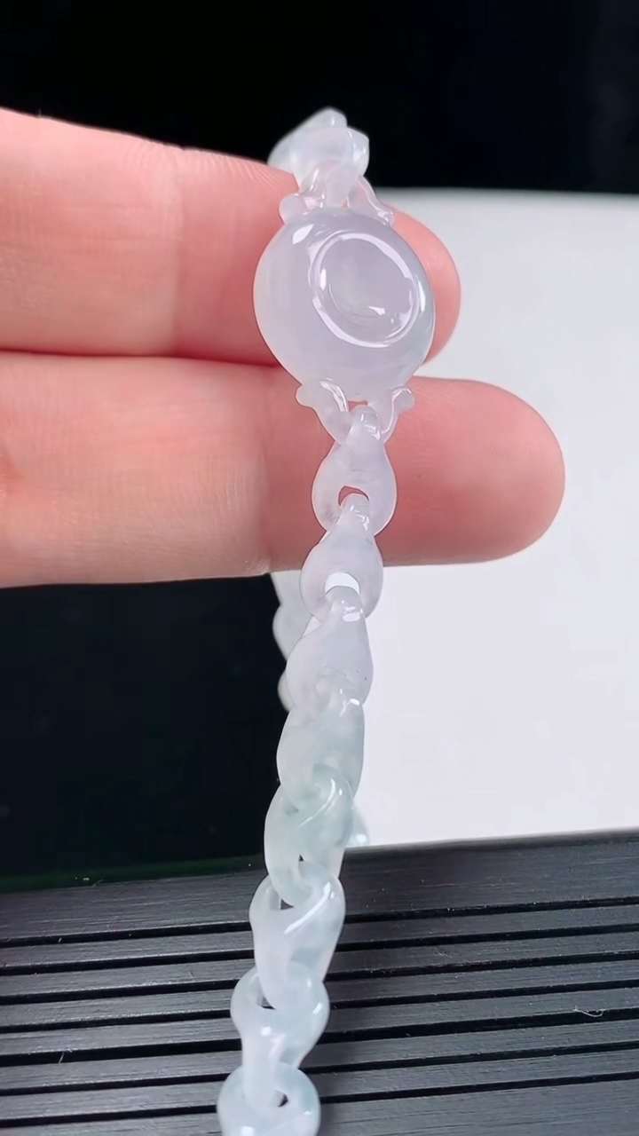 天然A货翡翠种白冰平安扣手串，尺寸14-6.2重量:14.65g4月27日
工厂直销收藏佳品,种好水足，色泽均匀，有种有色，上手高大气！