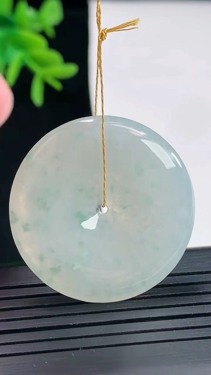 天然A货翡翠飘花平安扣吊坠，尺寸33-5.2重量:12.50g
4月27日