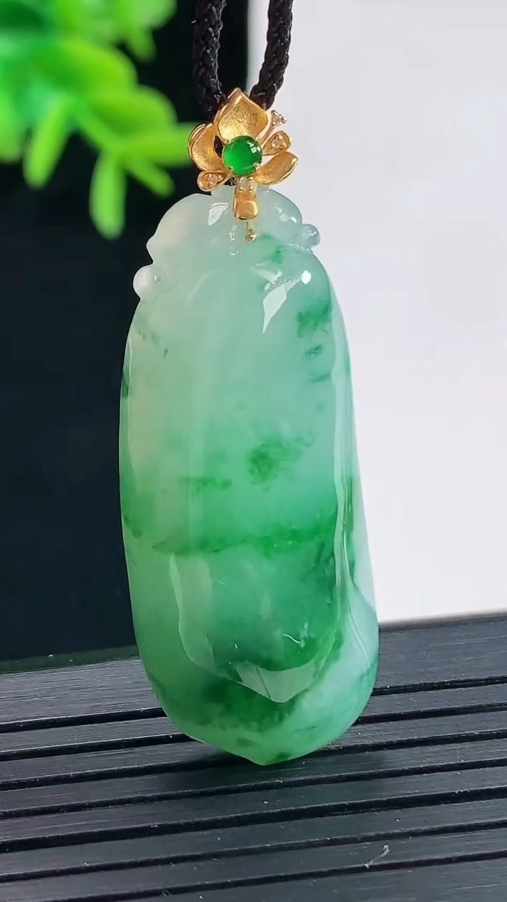 天然A货翡翠福瓜吊坠，尺寸39-16-9.6重量:10.95g
4月27日