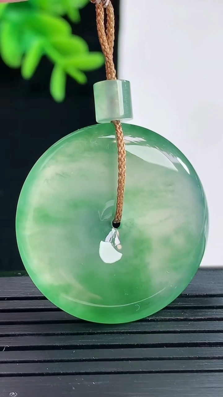 天然A货翡翠平安扣吊坠，尺寸31-5.2重量:11.69g
4月27日