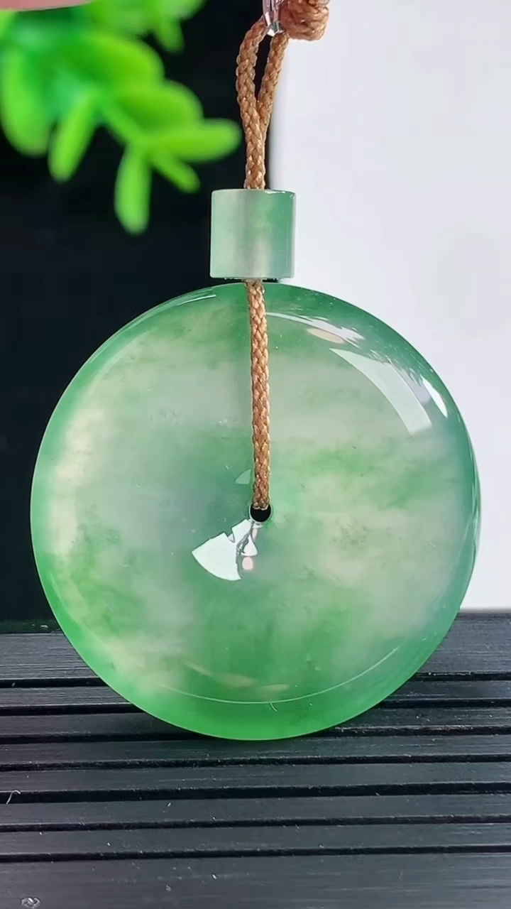 天然A货翡翠平安扣吊坠，尺寸31-5.2重量:11.69g
4月27日