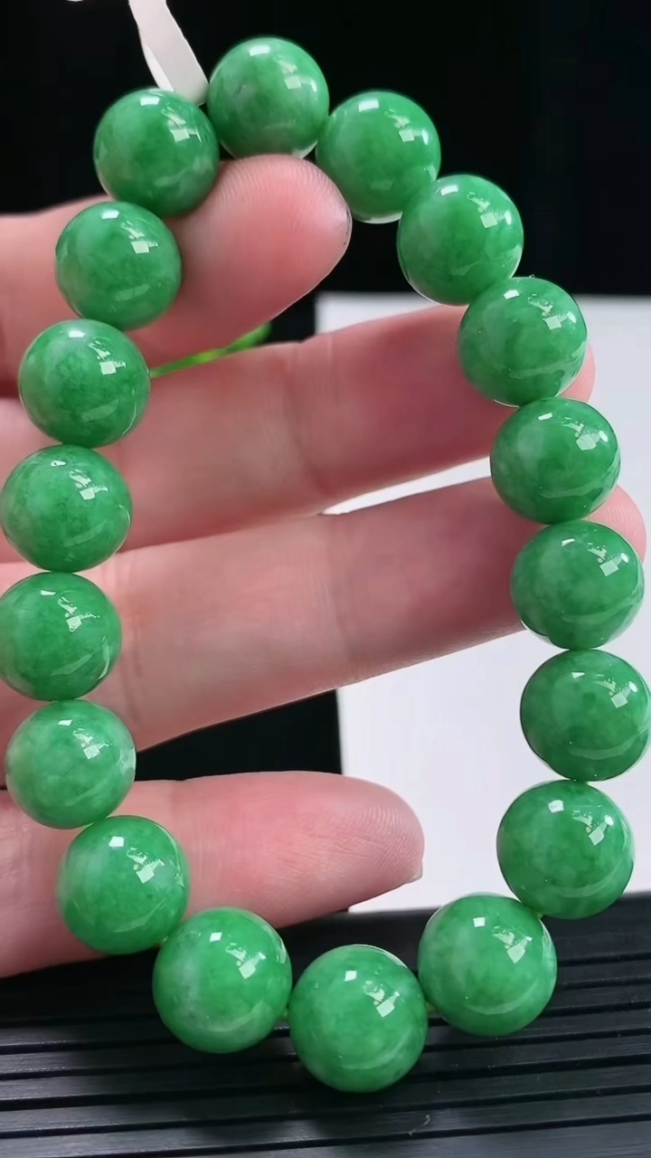天然A货翡翠圆珠手串，尺寸11-18颗重量:41.50g4月27日
工厂直销收藏佳品,种好水足，色泽均匀，有种有色，上手高大气！