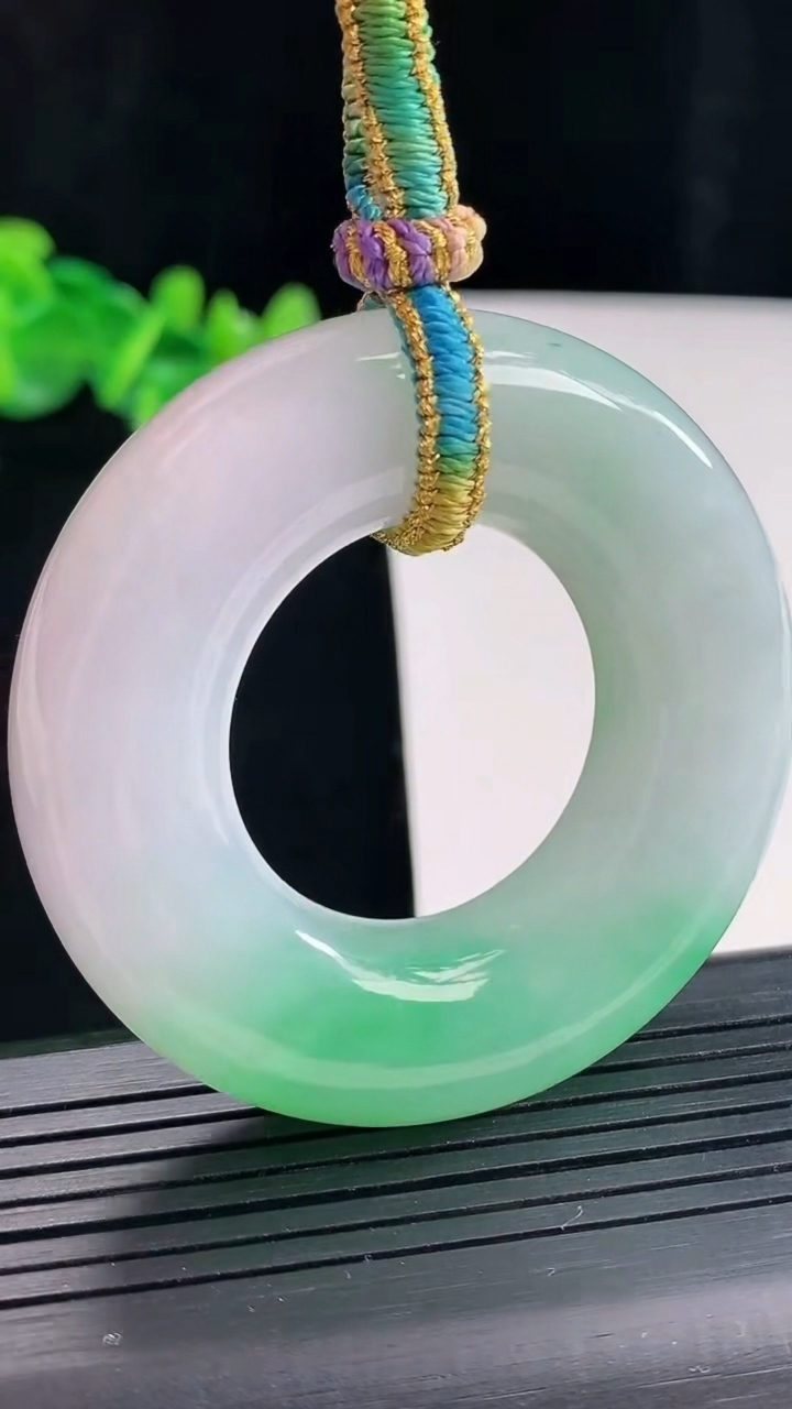 天然A货翡翠平安环吊坠，尺寸54-12.3重量:61.30g
4月27日