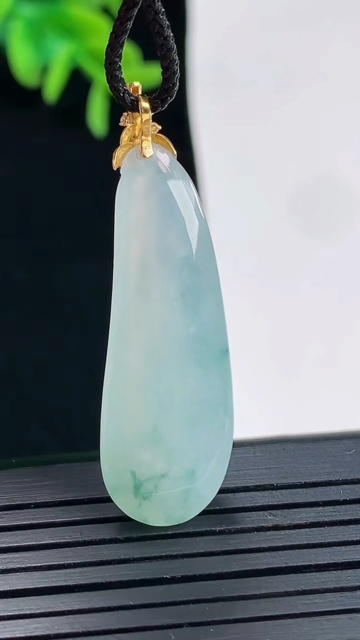 天然A货翡翠种飘花福瓜吊坠，尺寸36-12-6.5重量:5.88g
4月27日