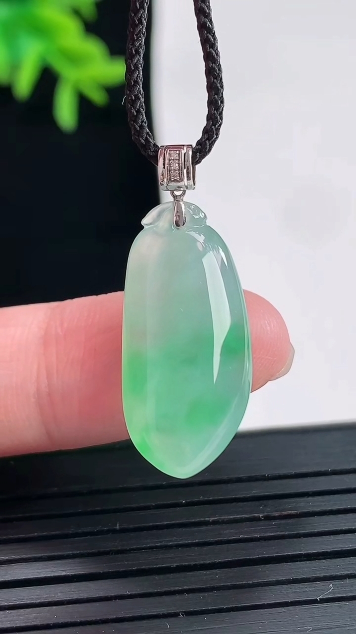 天然A货翡翠福瓜吊坠，尺寸21-12-5重量:2.84g
4月27日