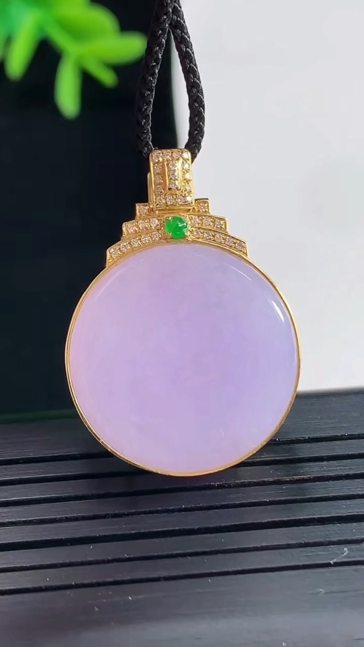 天然A货翡翠18k金紫罗兰无事牌吊坠，尺寸29-21-8，裸石20重量:9.98g
4月27日