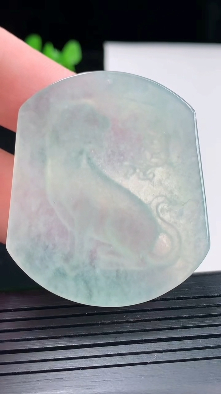 天然A货翡翠生肖狗吊坠，尺寸49-41-4.6重量:23.59g
4月27日