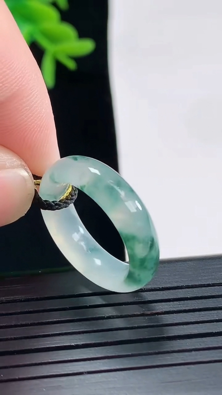 天然A货翡翠飘花玉指环 戒指，尺寸16.5-5.5-3.5重量:3.25g2026年4月27日
工厂直销收藏佳品,种好水足，色泽均匀，有种有色，上手高大气！