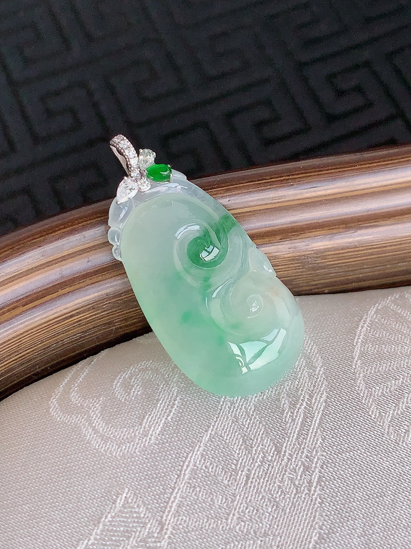 天然A货翡翠18K金镶嵌飘绿如意吊坠 
尺寸29.8-25-13.8-5.5mm 重量3.55g 0