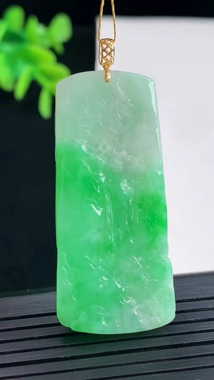 天然A货翡翠山水牌吊坠，尺寸45.5-20.5-5重量:12.77g
4月27日