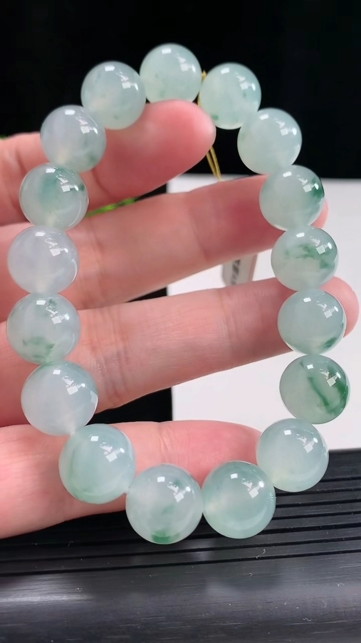 天然A货翡翠种飘花圆珠手串，尺寸12-17颗重量:50.47g4月27日
工厂直销收藏佳品,种好水足，色泽均匀，有种有色，上手高大气！