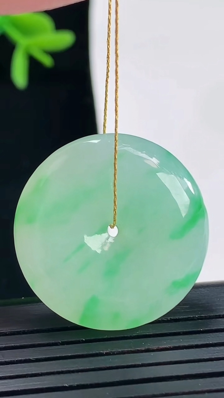 天然A货翡翠平安扣吊坠，尺寸26.5-6.5重量:10.21g
4月27日