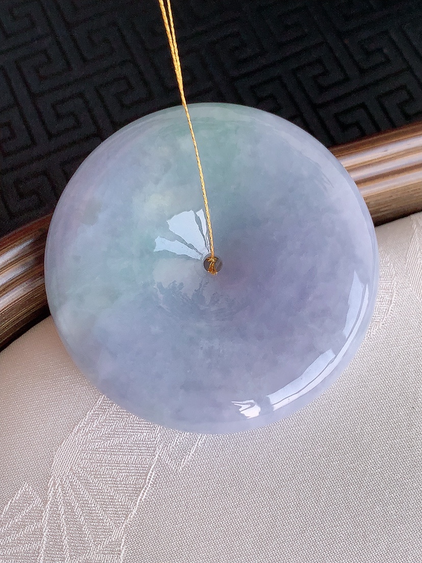 天然A货翡翠紫罗兰大件厚装平安扣吊坠 
尺寸52-12mm 重量72.66g 0426