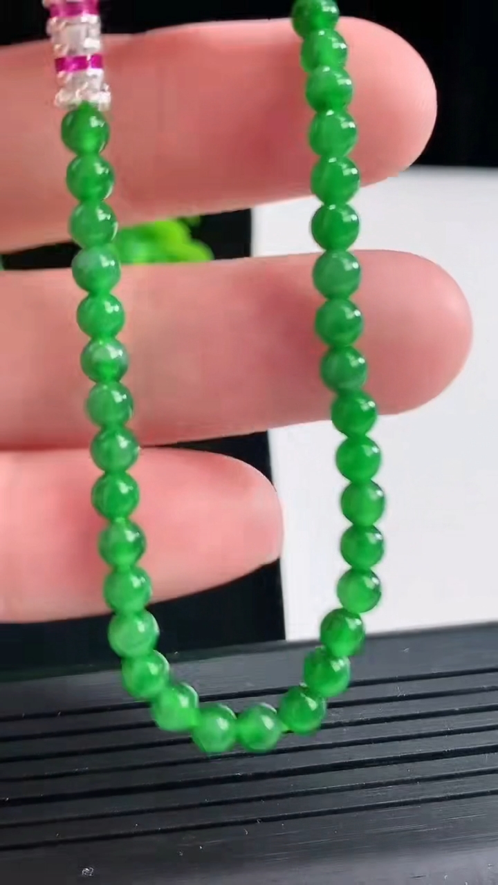 天然A货翡翠圆珠手串，尺寸4-45颗星星重量:5.38g4月27日
工厂直销收藏佳品,种好水足，色泽均匀，有种有色，上手高大气！