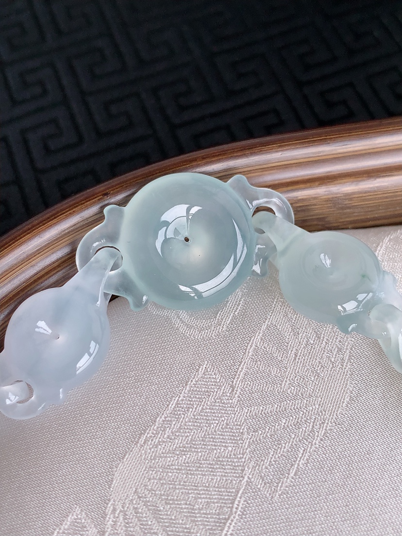 天然A货翡翠白冰白月光平安扣手链 
尺寸18.5-5.8mm 重量12.56g 0426