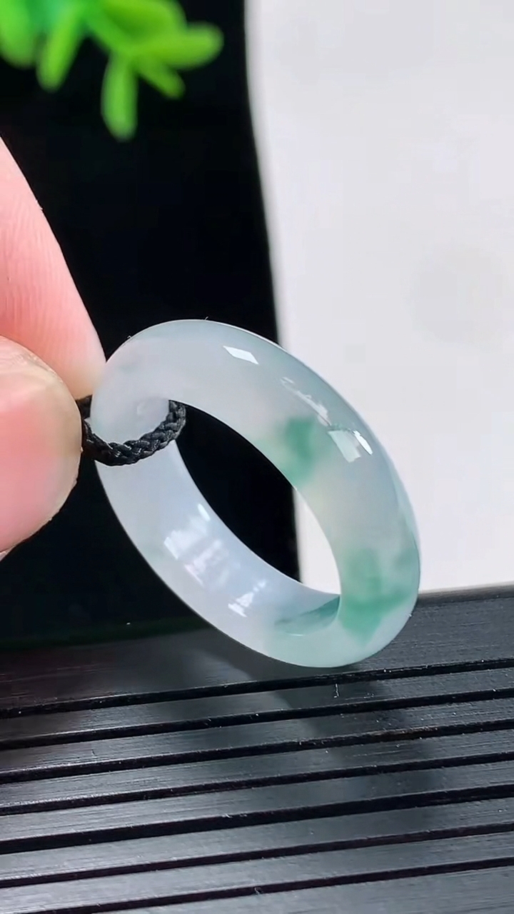 天然A货翡翠冰种飘花玉指环 戒指，尺寸18-5.8-3.5重量:4.18g2026年4月27日
工厂直销收藏佳品,种好水足，色泽均匀，有种有色，上手高大气！