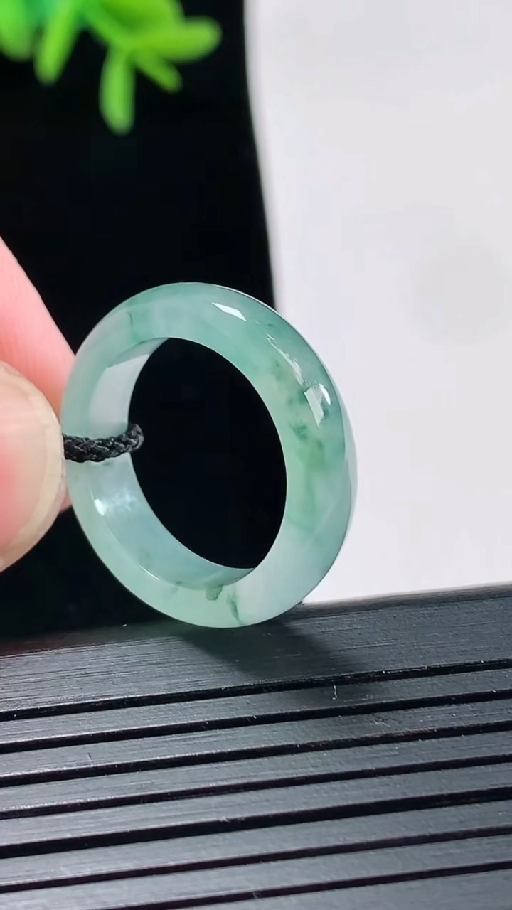 天然A货翡翠冰种飘花玉指环 戒指，尺寸17-5.2-3重量:3.24g2026年4月27日
工厂直销收藏佳品,种好水足，色泽均匀，有种有色，上手高大气！