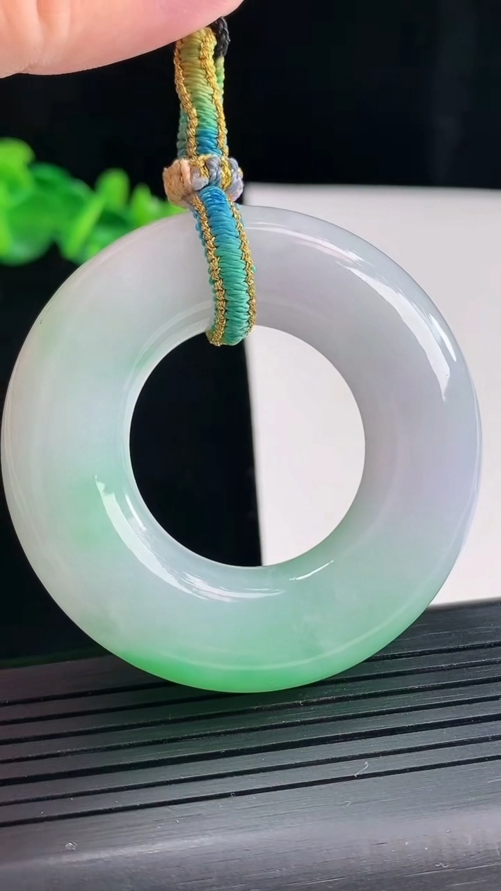 天然A货翡翠平安环吊坠，尺寸54-12.3重量:61.30g
4月27日