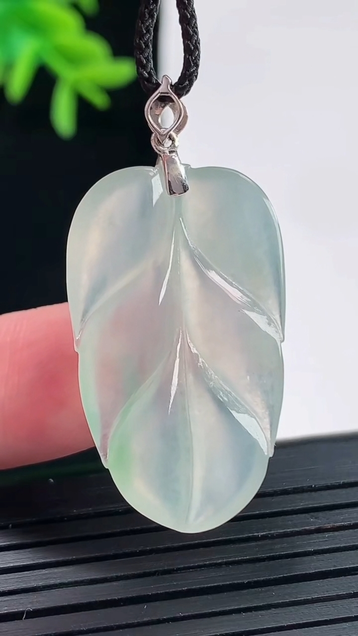 天然A货翡翠金枝玉叶吊坠，尺寸32-19-5重量:5.32g
4月27日