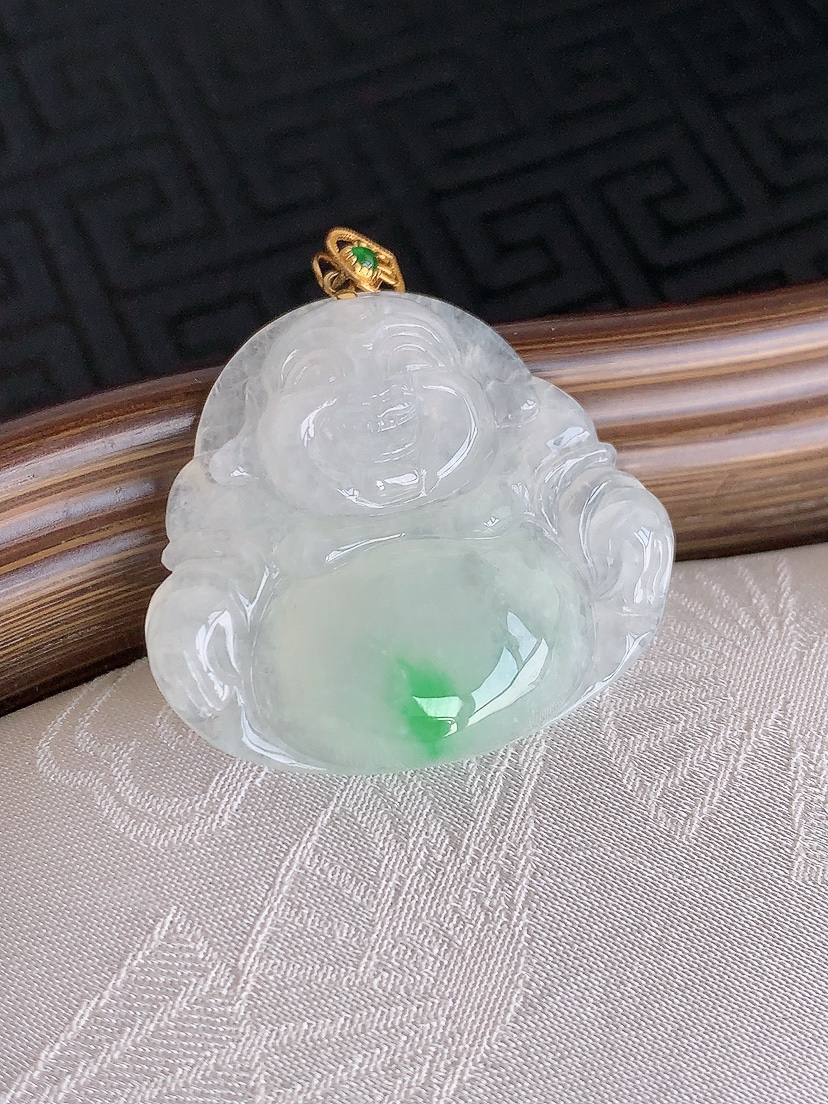 天然A货翡翠18K金扣头飘阳绿佛公吊坠 
尺寸26.4-29.6-6.8mm 重量9.00g 042