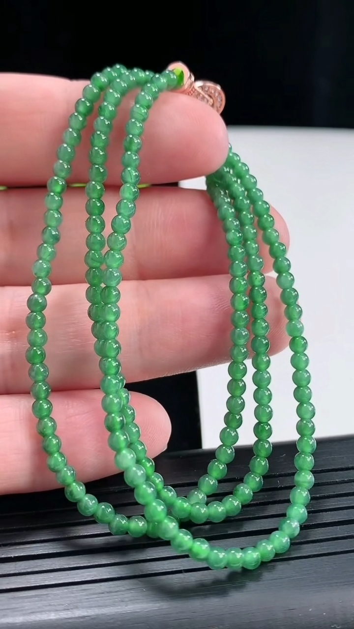 天然A货翡翠圆珠项链，尺寸3-182颗重量:9.10g4月27日
工厂直销收藏佳品,种好水足，色泽均匀，有种有色，上手高大气！
