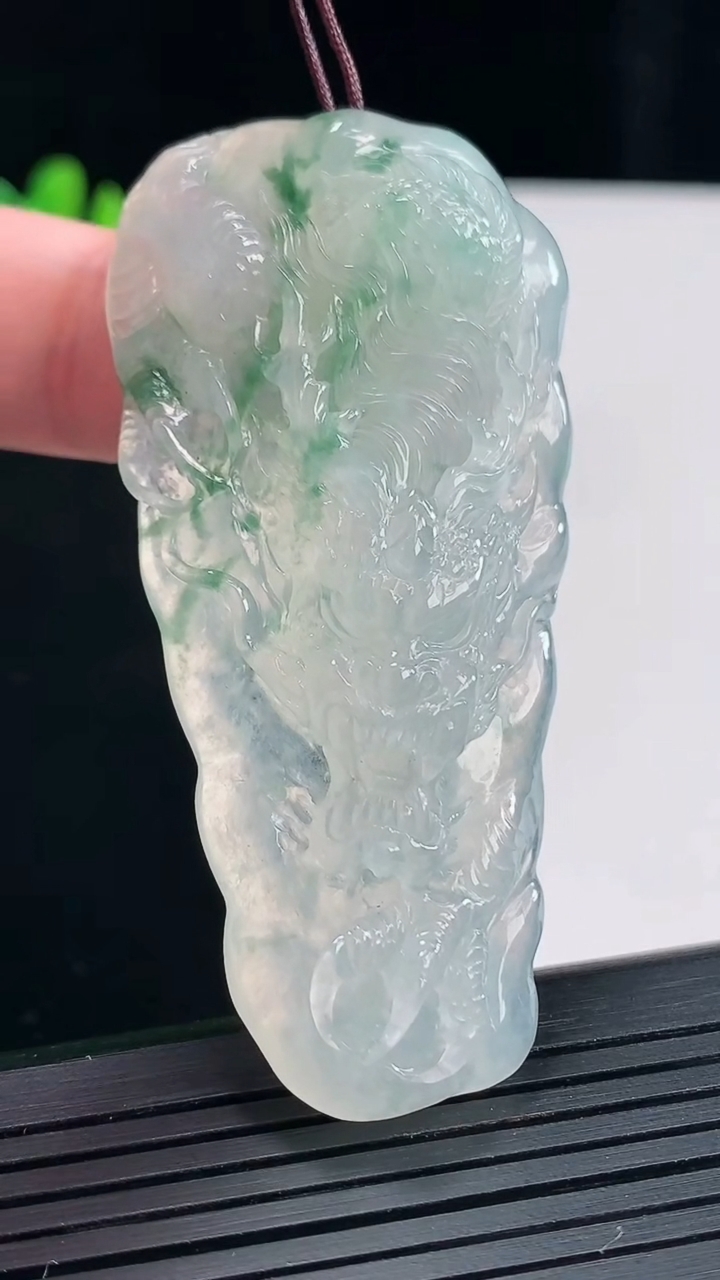 天然A货翡翠冰种飘花龙牌吊坠，尺寸65-32-10重量:28.59g
4月27日