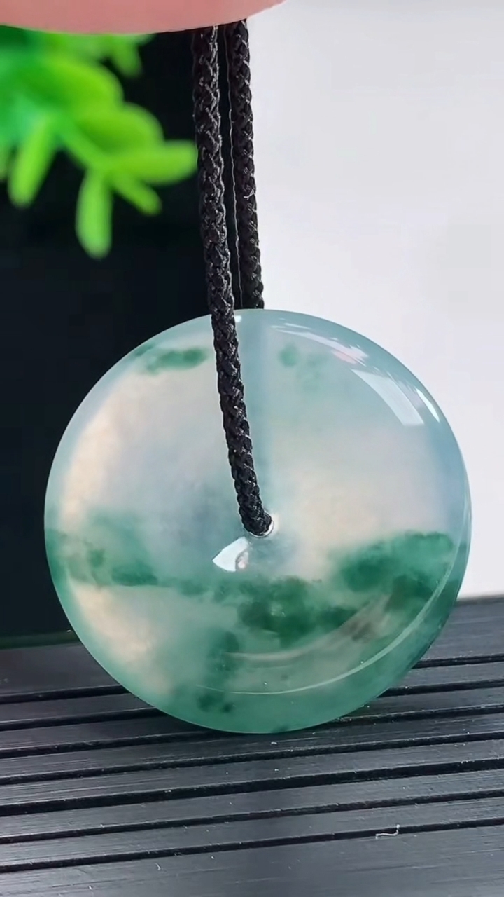 天然A货翡翠冰种飘花平安扣吊坠，尺寸29.5-5重量:8.59g
4月27日