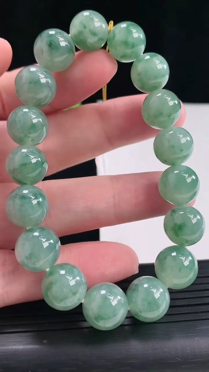 天然A货翡翠飘花圆珠手串，尺寸11.8-16颗星重量:49.28g4月27日
工厂直销收藏佳品,种好水足，色泽均匀，有种有色，上手高大气！