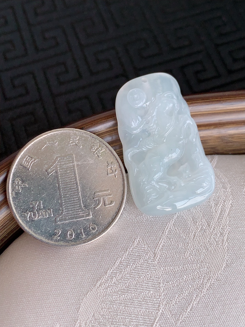天然A货翡翠白冰白月光生肖马马上有钱吊坠 
尺寸30.4-18-5mm 重量6.40g 0426