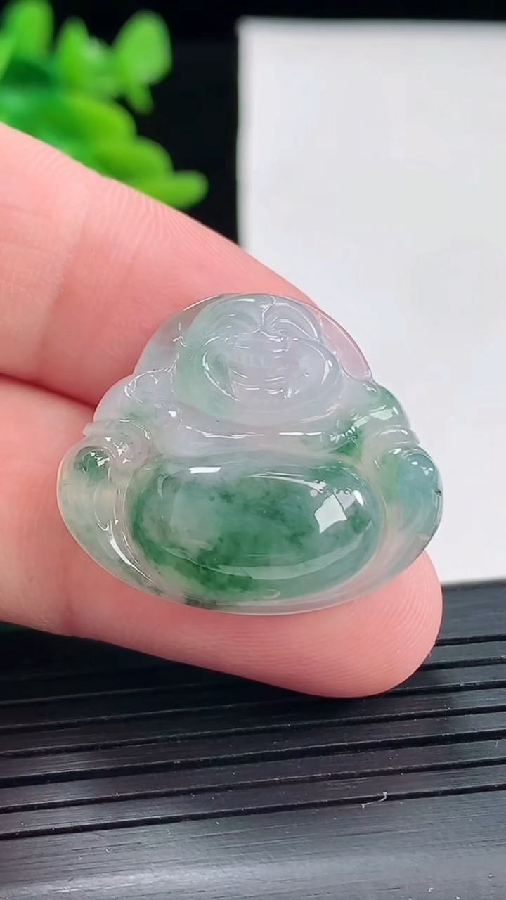天然A货翡翠飘花佛公吊坠，尺寸24-28.6-6.2重量:6.46g
4月27日