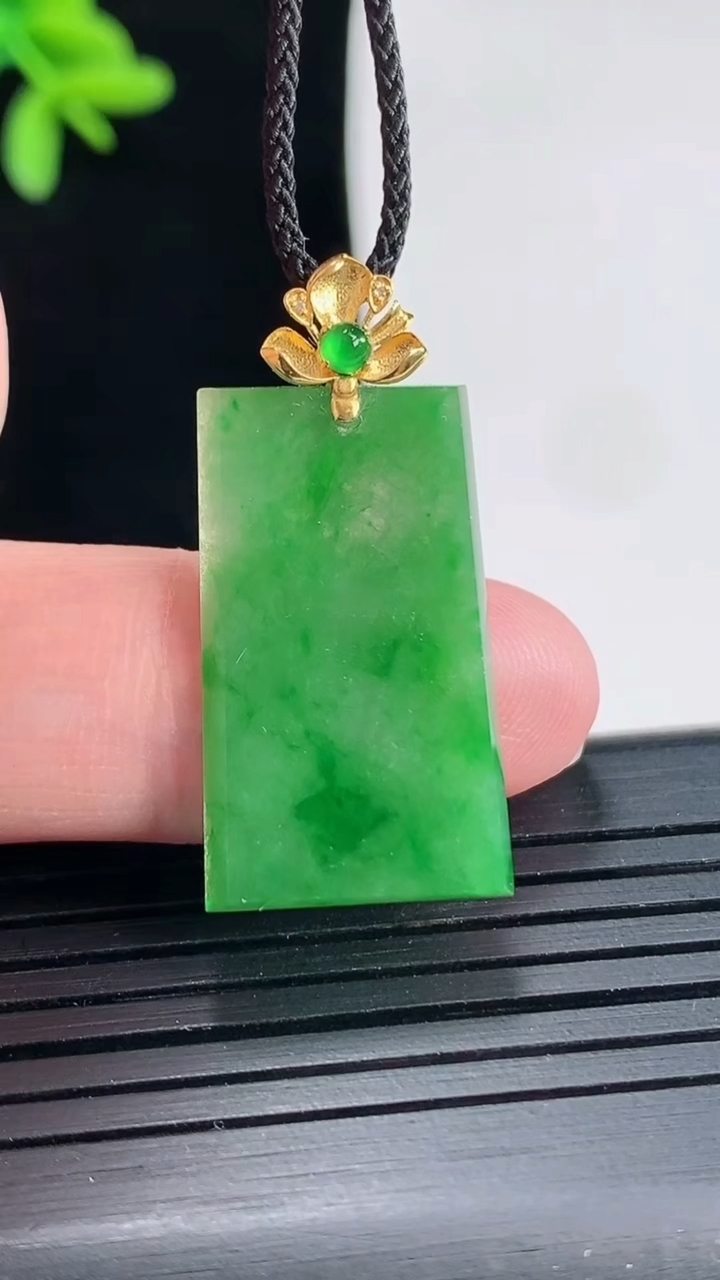 天然A货翡翠无事牌吊坠，尺寸23.6-15-2.2重量:2.72g
4月27日