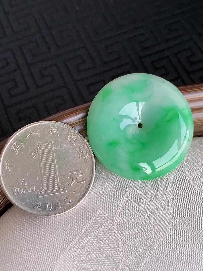 天然A货翡翠飘绿平安扣吊坠 
尺寸28.8-5.3mm 重量10.00g 0426