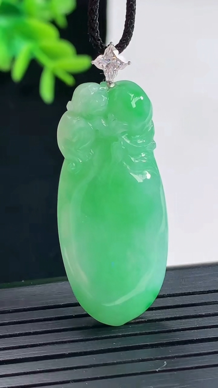 天然A货翡翠寿桃吊坠，尺寸39-17-7.8重量:9.61g
4月27日
