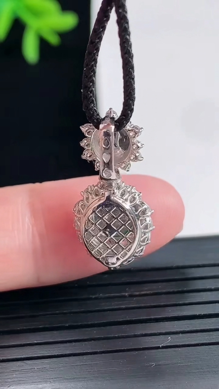 天然A货翡翠蛋面吊坠，尺寸23-11-7.6，裸石6-5.5重量:2.74g
4月27日